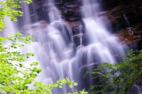 水顺着岩石