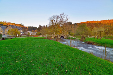 乡村景观与旧大桥在秋天流河