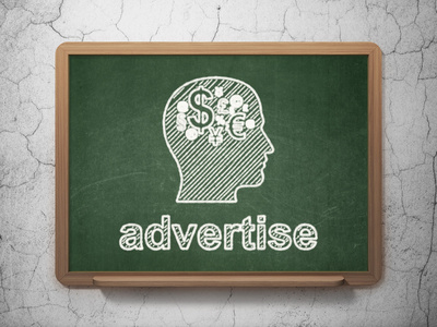 营销理念 头与财务符号，并在黑板上背景上做广告