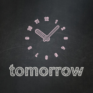 时间概念 时钟和黑板背景上的明天