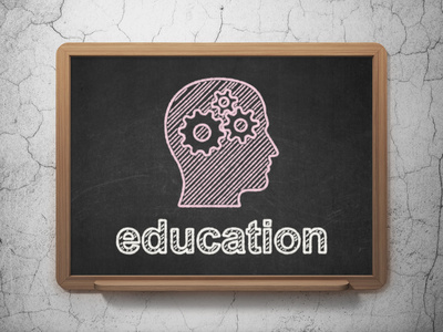 教育理念 头部齿轮与黑板背景下的教育