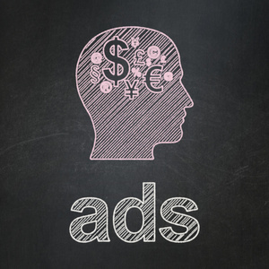 营销理念 头用财务符号和黑板背景上的广告