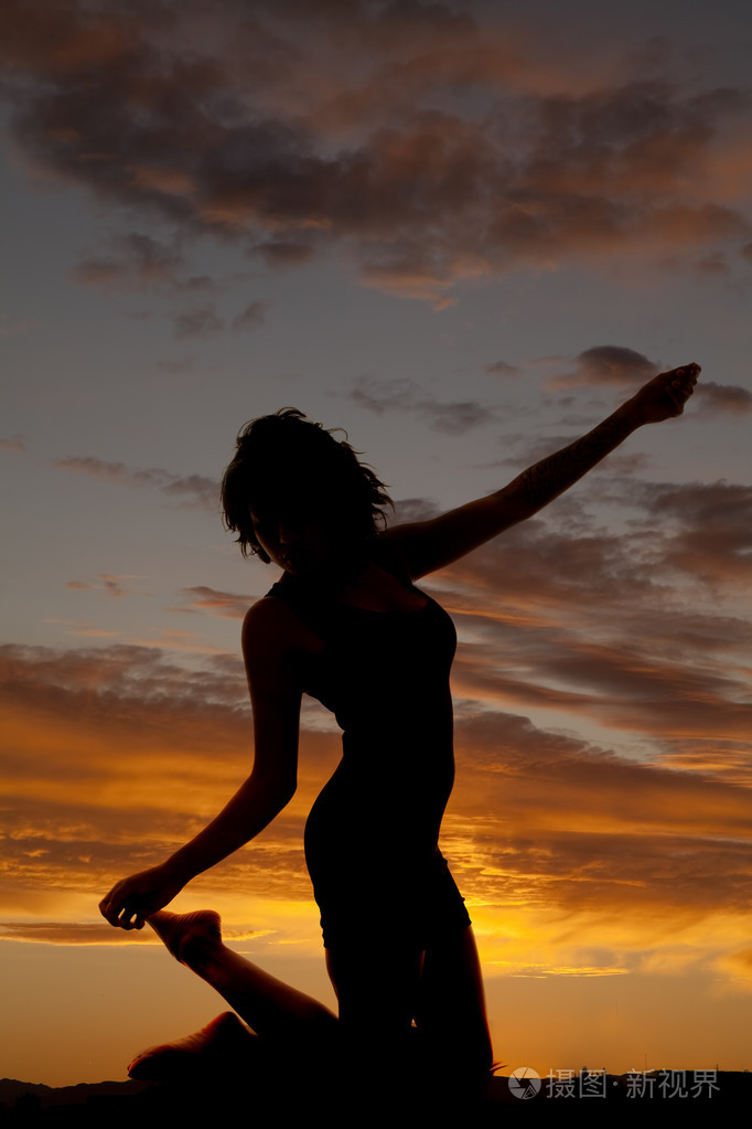 剪影女人跪手起回头看