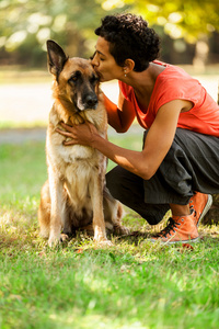 德国牧羊犬的女人的肖像