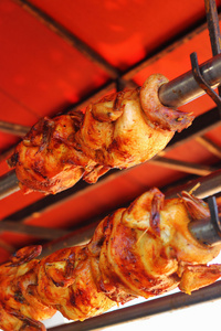 鸡-旋转烤鸡腿配碾碎,芦笋豆和西红柿.美味的午餐.