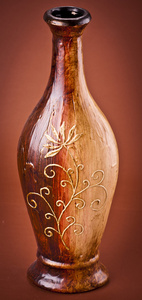 古代的陶土花瓶上棕色背景