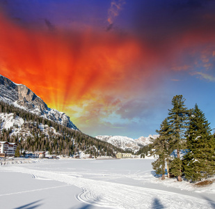 在冬天多洛米蒂山景观美丽的颜色