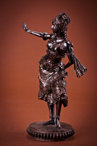 女人雕塑上棕色背景