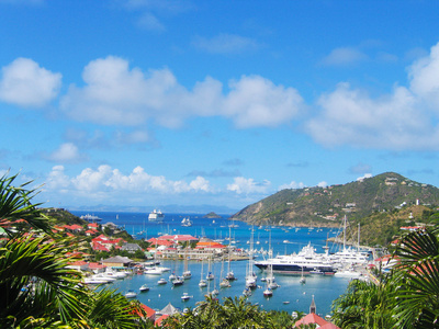 鸟瞰图在古斯塔维亚港与巨型游艇在 st barts，法属西印度群岛