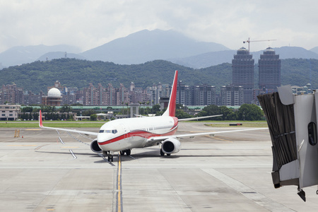 接近与 jetbridge 在台北松山机场的飞机