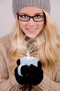 冬季女孩喝茶