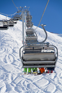 在滑雪场上乘坐缆车