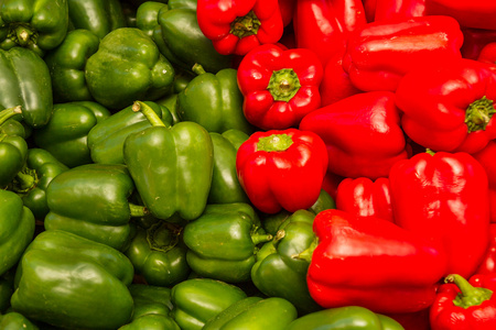 新鲜收获的绿色和红色的辣椒在当地的水果市场