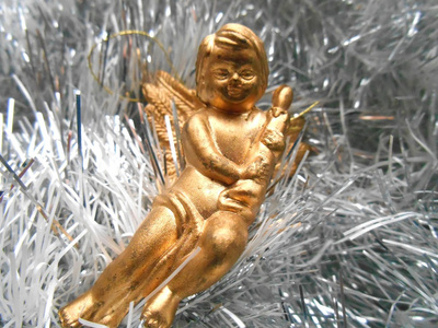 圣诞装饰天使，银色的金属箔背景