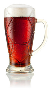 在杯子里的啤酒黑滴眼液孤立在白色的背景。clippi