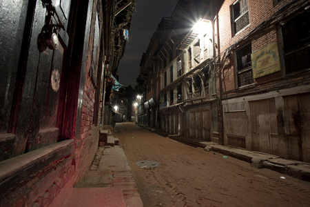 空荡荡的街道在晚上在老城区里的巴克塔普尔照片