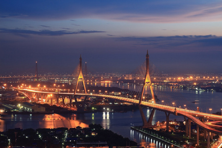 普密蓬桥横跨在晚上赵海傍河的曼谷视图