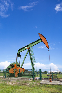 石油抽油机在工作中。石油工业的炫技，文莱达鲁萨兰国