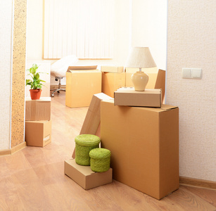 空纸箱堆栈的房间 移动之家的构想