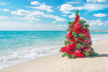 沙滩上的圣诞树。圣诞假期概念