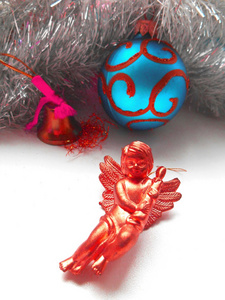 圣诞装饰天使和金属箔的抽象背景上的球
