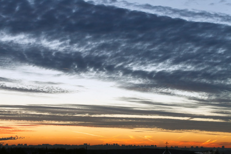 在市 cloudscapemolnlandskap i city