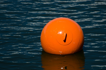 浮动的橙色浮标