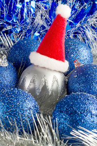 蓝色的圣诞球和金属丝