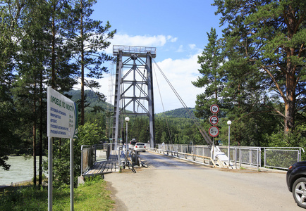 吊桥横跨山河卡吞。阿尔泰山。俄罗斯