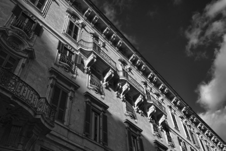 在威尼斯广场附近的老建筑外墙。