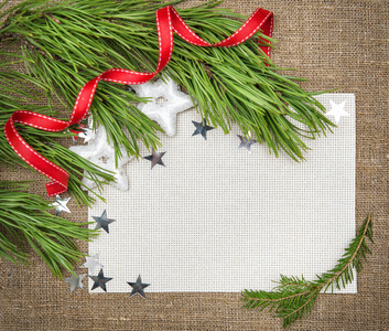 杉木科 星星和红丝带在麻袋上的圣诞贺卡