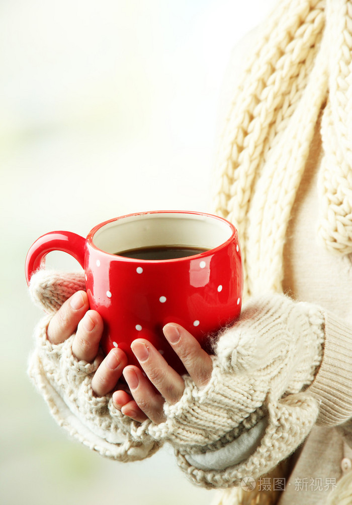女的手有热饮料, 光背景上照片-正版商用图片1dwgqg-摄图新视界