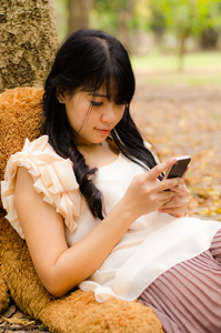 亚洲女孩玩手机