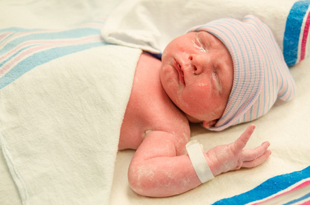 婴儿在医院分娩后眼用凝胶用于时刻的肖像