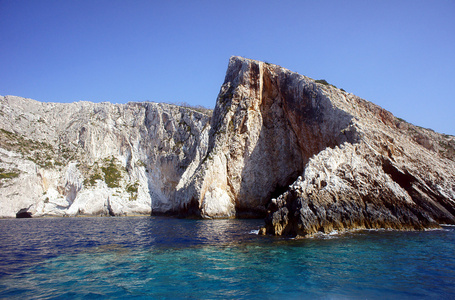 海岸与白色的岩石，在悬崖上