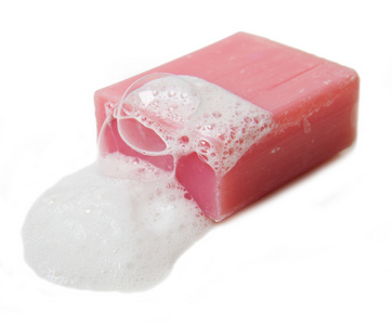 孤立在白色背景上的粉红色肥皂泡沫