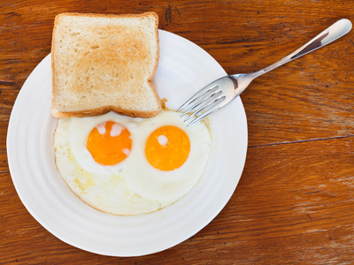 在白板中的两个煎鸡蛋一起吃早餐