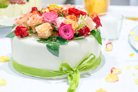 婚礼蛋糕装饰着玫瑰花朵