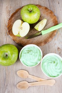 冰冻奶油冰酸奶与新鲜的绿色苹果