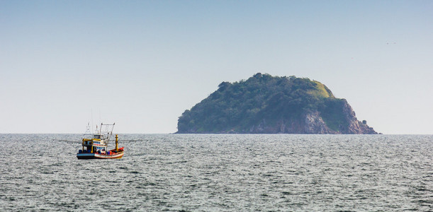 小船在海上对岩石在泰国