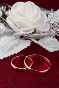 在一块红布上的结婚戒指图片