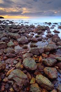 美丽的海景的波和岩石时，夕阳