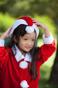 小女孩喜欢打扮成圣诞老人