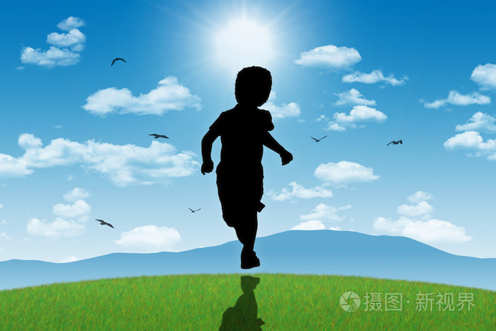 小男孩跑光辉的太阳
