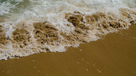 波在地中海沙滩