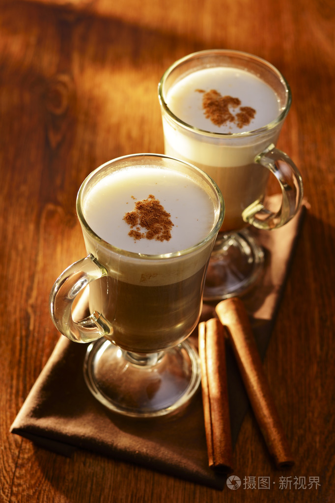 两个杯子的奶油卡布奇诺咖啡