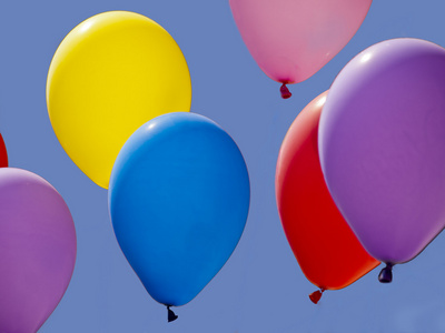 彩色气球在天空飞