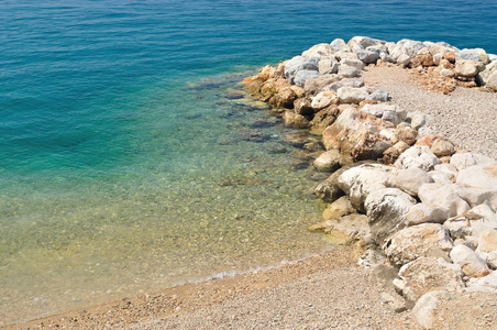 美丽的海滩与石块上 podgora，克罗地亚
