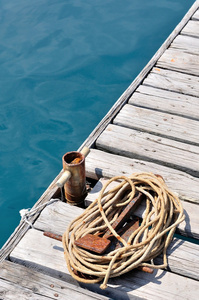 盘绕在木码头上的船用绳