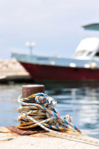 船用绳系泊在港口交通安全岛图片